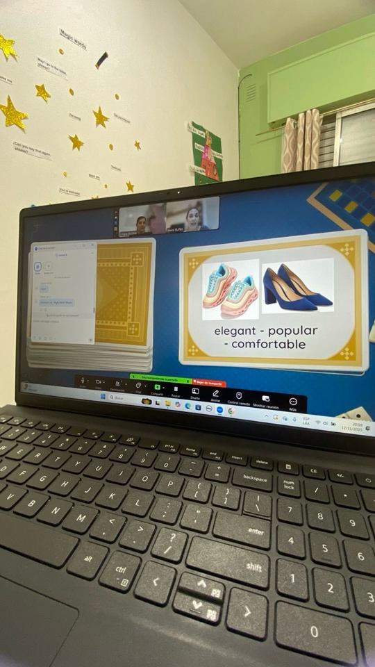 Clase virtual en la notebook con una actividad de vocabulario en inglés