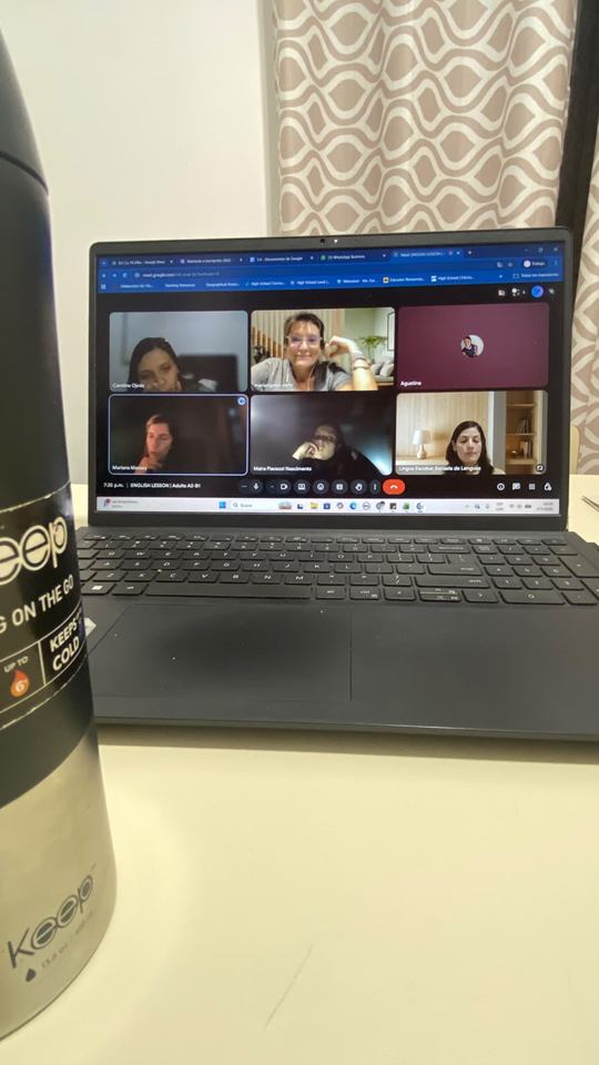 Clase virtual de idiomas por videollamada en una notebook
