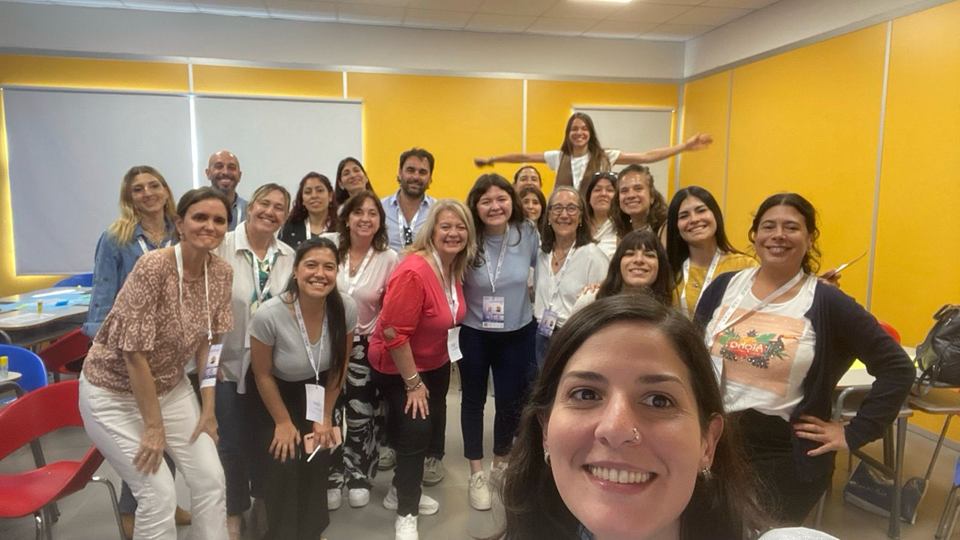 Foto grupal de docentes de un colegio durante una capacitación en bilingüismo