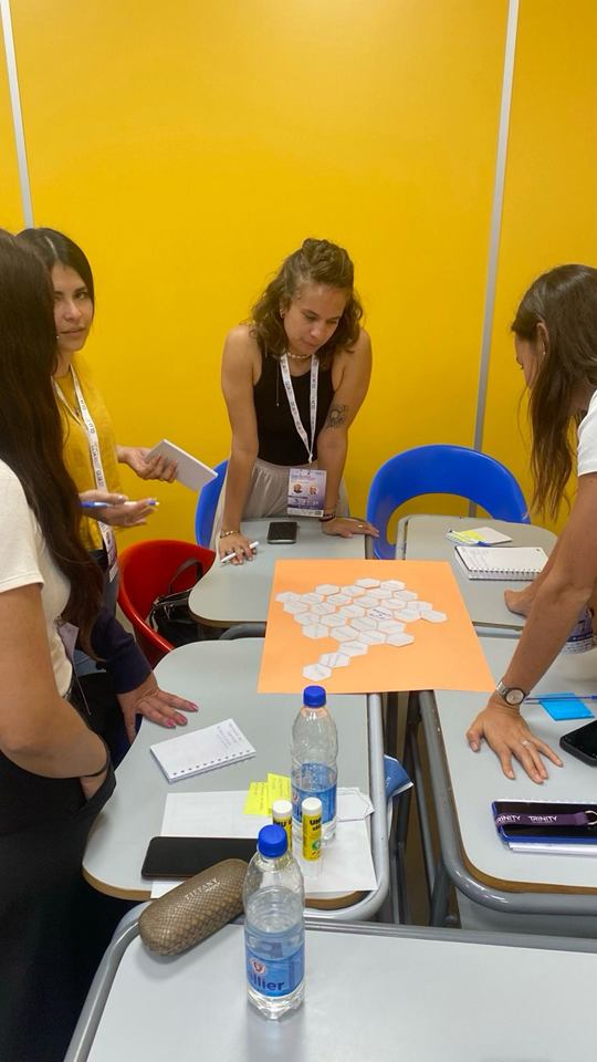 Docentes conversan alrededor de una mesa durante una capacitación