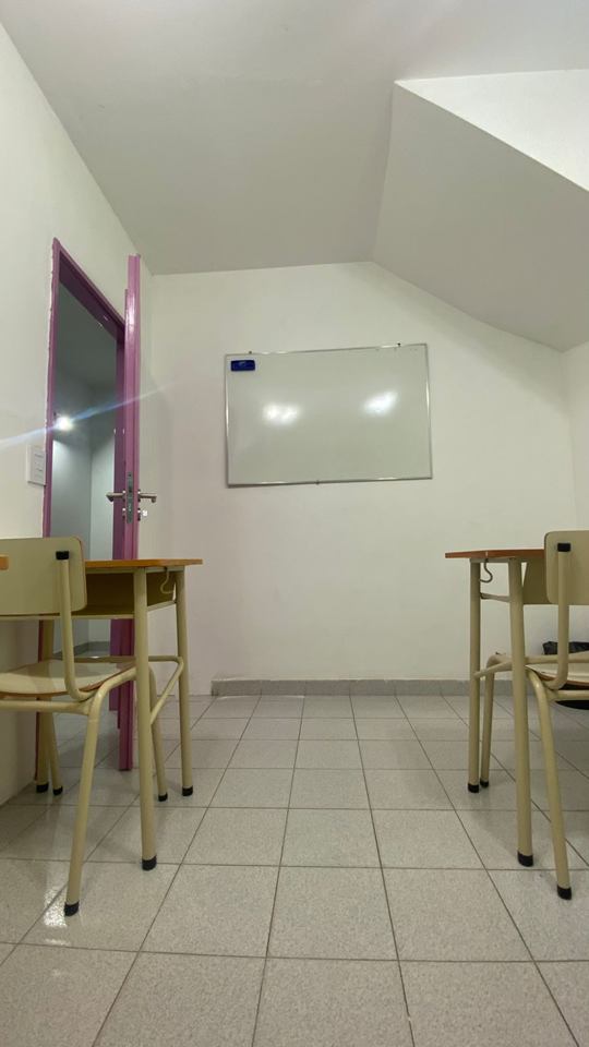 Aula para clases individuales de Lingos Escobar, con pizarra y escritorio