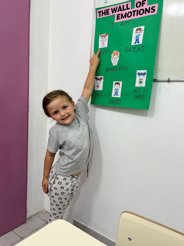 Estudiante junto al mural The Wall of Emotions