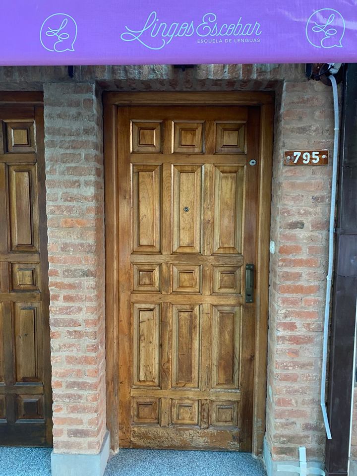 Puerta de la sede de Lingos Escobar en Los Lazaristas 795, con el cartel de la escuela